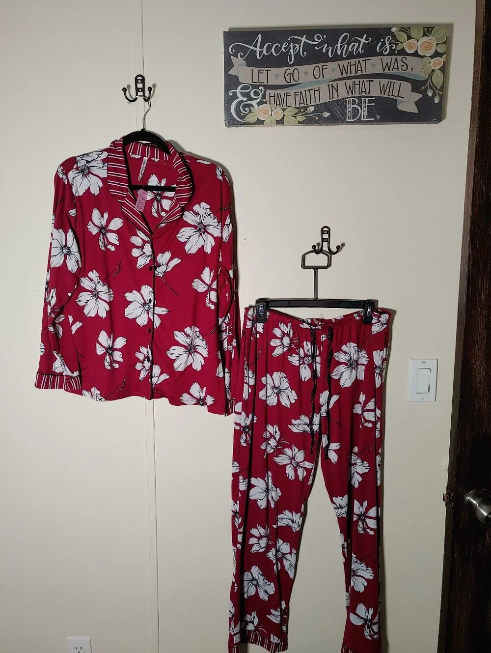 Like New Flora Nikrooz Classy LG 10/12 Floral Long Sleeve Pajama Set